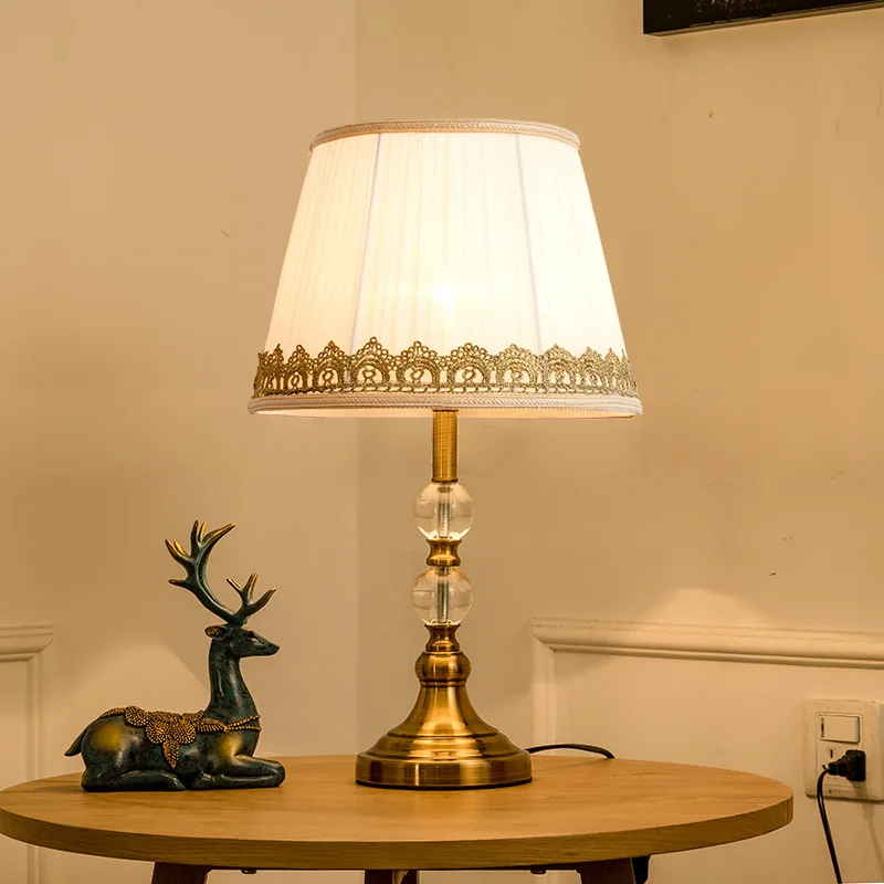 האמריקאי חיקוי נחושת קריסטל השינה ליד המיטה מנורה מודרנית פשוטה הסלון בבית חם בסגנון אירופאי אמנות בד מנורת שולחן . ' - ' . 1
