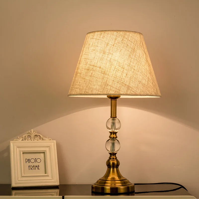 האמריקאי חיקוי נחושת קריסטל השינה ליד המיטה מנורה מודרנית פשוטה הסלון בבית חם בסגנון אירופאי אמנות בד מנורת שולחן . ' - ' . 2